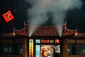 秋霞影院在线观看首页横版主推图，深蓝夜色中的影院银幕与斜射光束