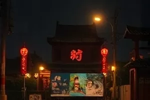 深夜图书馆封面，闭馆后只留一盏阅览灯的阅览桌